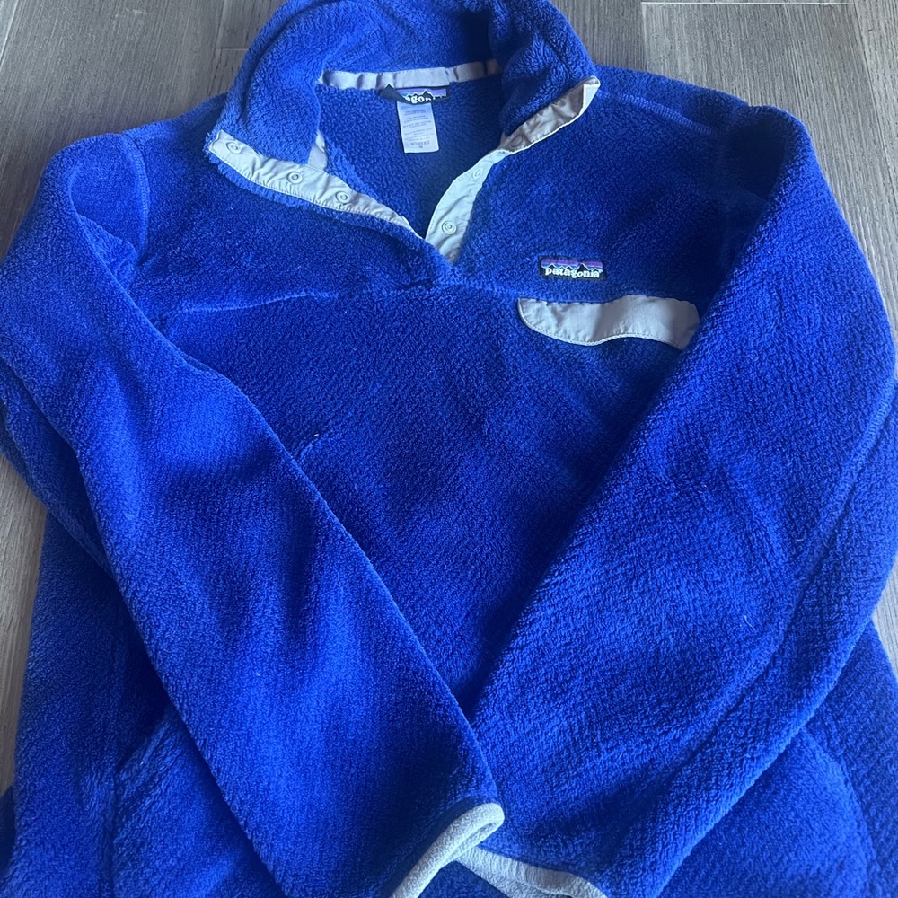 Royal blue with grey trim Patagonia pull over fleece. (Size medium)